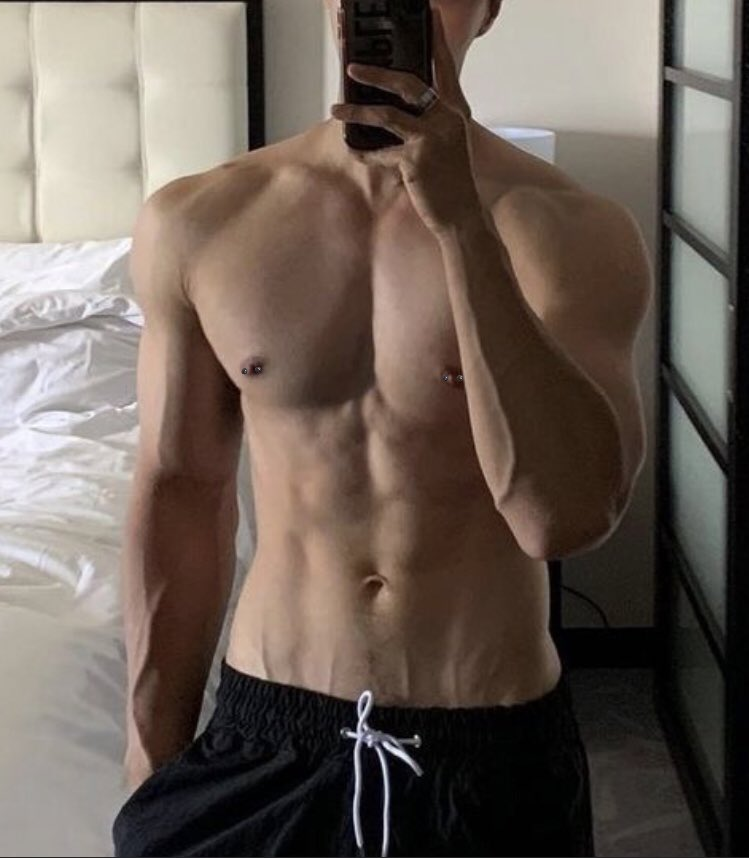 HeroOfHeroes_'s tweet photo. who want me https://t.co/VYvZGuEFxM