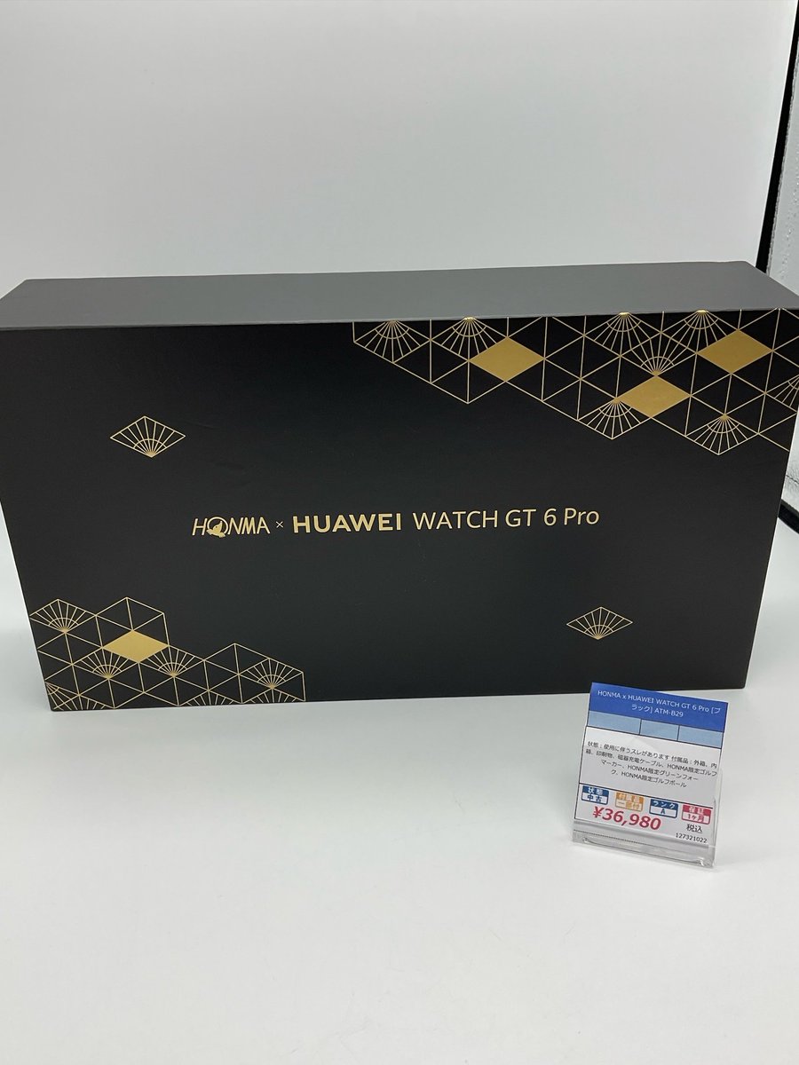 こんにちは大阪本店のKです！⛳️
本間ゴルフとHUAWEIがコラボしたスマートウォッチ

HONMA×HUAWEI WATCH GT 6 Proを紹介🏌️‍♂️

随所にHONMAのこだわりが散りばめられています✨
マーカーやゴルフボールの豪華特典BOX付き‼

世界1.7万コース対応の3Dマップやスイング分析で
ハイスコアを狙えます💪