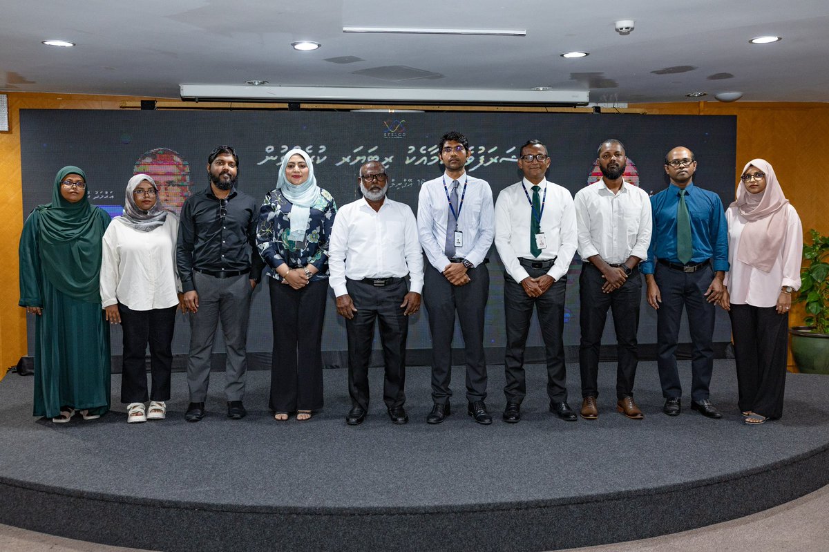 ގިނަ ދުވަސްތަކެއް ވަންދެން އިޚުލާސްތެރިކަމާއިއެކު ސްޓެލްކޯއަށް ޚިދުމަތްކޮށްދެއްވި ބައެއް ބޭފުޅުން ޝަރަފްވެރިކަމާއައެކު ރިޓަޔަރކުރެއްވުމާއި ގުޅިގެން އެ ބޭފުޅުންގެ އަގުވަޒަންކުރުމުގެ ގޮތުން މިއަދު ބޭއްވި ޚާއްސަ ޙަފްލާގެ ތެރެއިން.
މިއަދު ޝަރަފްވެރިކަމާއައެކު ޚިދުމަތުން ރިޓަޔަރ