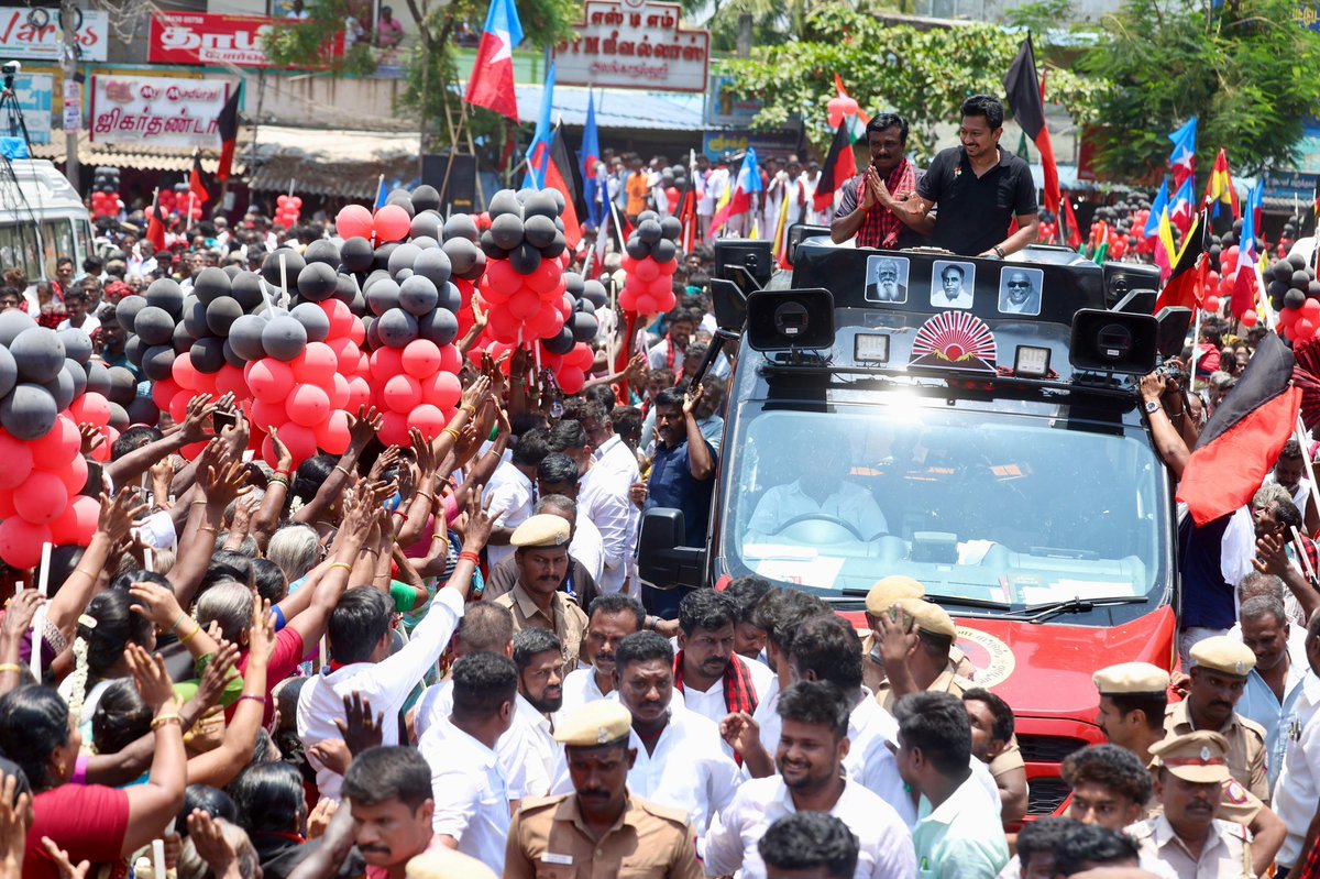 Udhaystalin's tweet photo. மதுரை மாவட்டம் சோழவந்தான் தொகுதியின் வெற்றி வேட்பாளர் அண்ணன் @MLASHOLAVANDAN  அவர்களை ஆதரித்து, இன்றைய தினம் பரப்புரை செய்தோம். 

ஐந்தாண்டுக்கால #திராவிடமாடல் அரசின் சாதனைகள், அமையப்போகும் #திராவிடமாடல் 2.0-வில் கழகத் தலைவர் அறிவித்துள்ள #Superstar திட்டங்கள் ஆகியவற்றை மக்களிடம் சொல்லி, உதயசூரியன் சின்னத்தில் வாக்கு சேகரித்தோம். 

தமிழ்நாட்டைச் சூழும் தடைகளையெல்லாம் தகர்த்து, மகத்தான திட்டங்களை நிறைவேற்றி உள்ள மாண்புமிகு முதலமைச்சர் @mkstalin அவர்களின் ஆட்சி தொடர்ந்திட, கழகத்திற்கு ஆதரவளிக்குமாறு சோழவந்தான் தொகுதி மக்களிடம் கேட்டுக்கொண்டோம்.

தலைவர் தொடரட்டும், தமிழ்நாடு வெல்லட்டும்!

#DMK4TN #VoteForDMK
