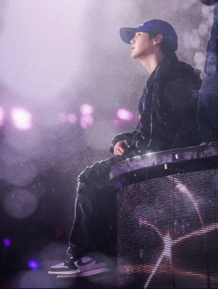 3년전에 헤어진 여자를
기념일마다 고백했던 자리 가서
올지 안올지 모르면서 
하염없이 기다리는 전남친미 있으시다
근데 이제 비오던날 여자가 우산을 들고 나타나서
미련하게 비오는데 왜이러고있냐고 속상해하면서 울면
나땜에 우는거 보기싫은데.. 하면서
큰손으로 눈물 닦아주는 (더보기