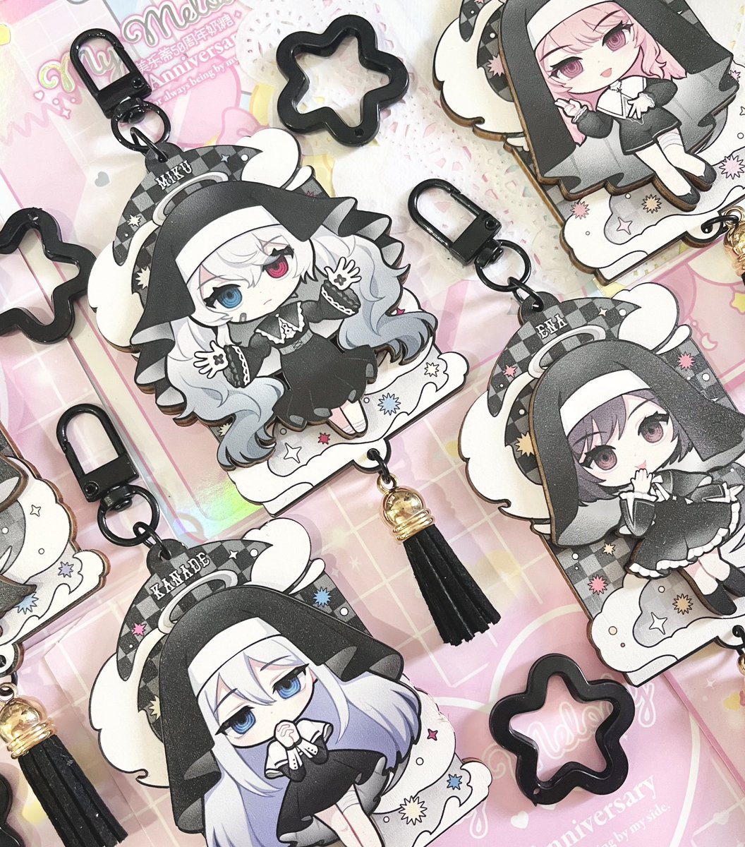 First release at #doujima2026 and #comifuro22 #cf22 
Wooden keychain size 8cm with double layer. My favarotie one is Miku niigo 😌🙏 PO link is still open now ~