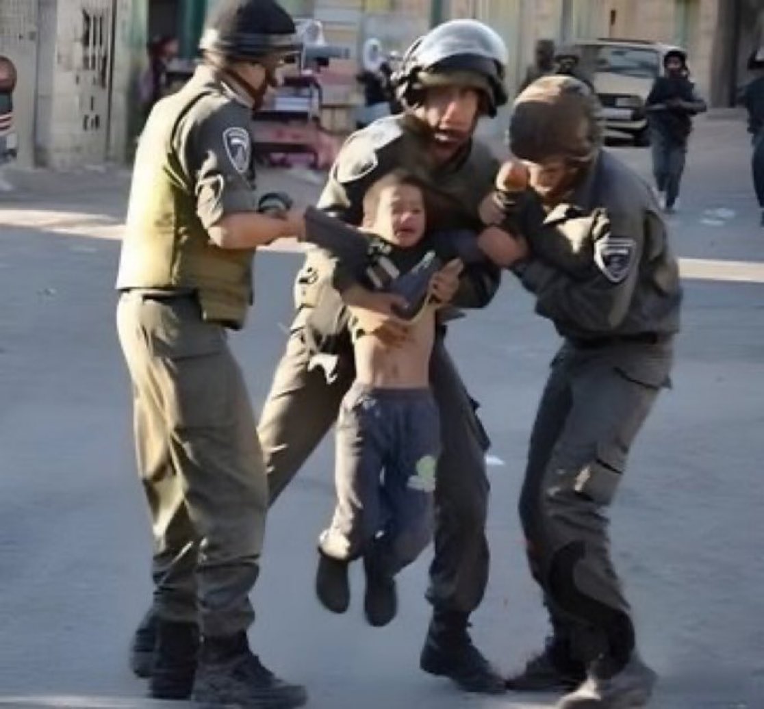 Gazze'de bu dört yaşındaki çocuğu işkence yaparak tutuklayan İsrail askerleri.  

Kendi evladın değil diye mi susuyorsun?     
Susma  !       

Lütfen hızlıca paylaş. Tüm dünya görsün #GAZZE