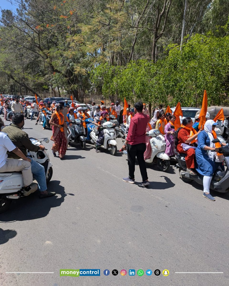 moneycontrolcom's tweet image. 🚨 Protest outside TCS office in Nashik; police deployed at Ashoka Business Enclave as situation remains under watch.

#TCS #Nashik #Protest #LawAndOrder