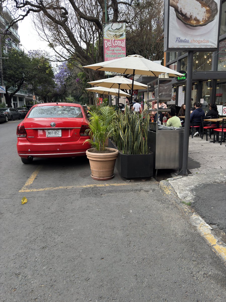 revuelta2020's tweet photo. @LuisMendozaBJ @BJAlcaldia Y para cuando ponen orden a los de @lacasadelayeya en parroquia siguen poniendo macetas en la calle, apartan lugares y amedrentan vecinos, cuando lord @LuisMendozaBJ cuando mi lord!!! https://t.co/H82BICFIYk