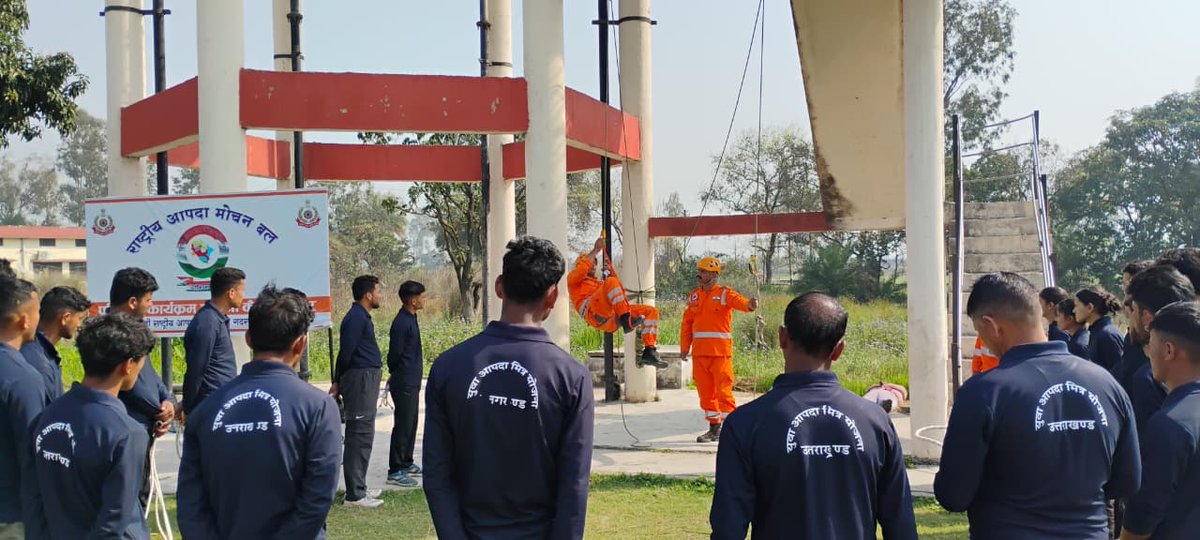 ndmaindia's tweet image. Yuva Aapda Mitra Scheme:
MY Bharat volunteers received hands-on training in rappeling technique at NDRF Gadarpur, Udham Singh Nagar, Uttarakhand, under the aegis of @ndmaindia  and @USDMAUk 
#YAMS #volunteerism #disasterpreparedness