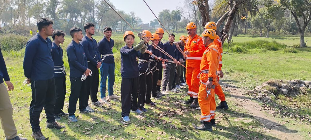 ndmaindia's tweet image. Yuva Aapda Mitra Scheme:
MY Bharat volunteers received hands-on training in rappeling technique at NDRF Gadarpur, Udham Singh Nagar, Uttarakhand, under the aegis of @ndmaindia  and @USDMAUk 
#YAMS #volunteerism #disasterpreparedness