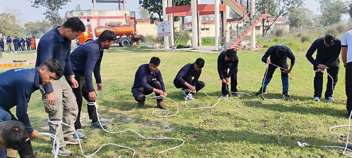 ndmaindia's tweet image. Yuva Aapda Mitra Scheme:
MY Bharat volunteers received hands-on training in rappeling technique at NDRF Gadarpur, Udham Singh Nagar, Uttarakhand, under the aegis of @ndmaindia  and @USDMAUk 
#YAMS #volunteerism #disasterpreparedness