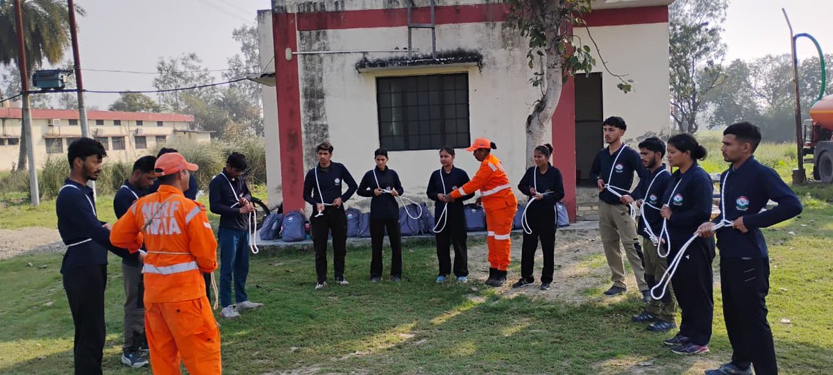ndmaindia's tweet image. Yuva Aapda Mitra Scheme:
MY Bharat volunteers received hands-on training in rappeling technique at NDRF Gadarpur, Udham Singh Nagar, Uttarakhand, under the aegis of @ndmaindia  and @USDMAUk 
#YAMS #volunteerism #disasterpreparedness