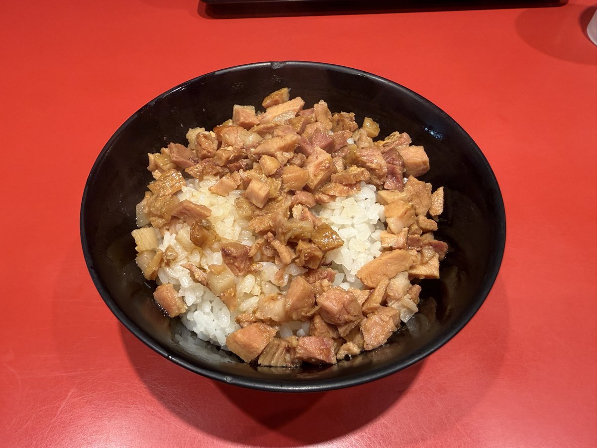 #環2家
#川崎

この間食べた中野の家系はしょっぱかったなぁーと
思い出しつつ、環2家は美味しい😋

初チャーシューまぶし丼も美味しかった👌

強いて言うなら、
今日はチャーシューに火が少し入り過ぎ、
スモーキー感が薄い🤔