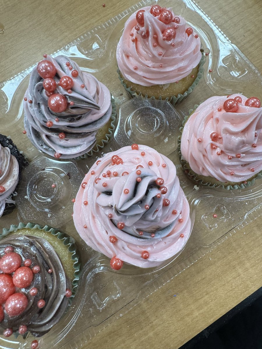 LadyChanene's tweet photo. I attended a Next Great Baker Staff Studio yesterday hosted by one of my amazing colleagues! I made dry recipe mixes for cupcake batter &amp; for frosting. I also decorated a set of cupcakes to take home. These are vanilla cupcakes with strawberry or lemon filling.🍓🍋:) #sweettreats https://t.co/tgYRuqUt3P
