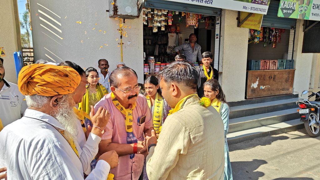 NaveenPaliwal_'s tweet image. 📍 मिशन गुजरात (राजकोट)

आज राजकोट महानगरपालिका चुनाव में वार्ड-04 के प्रत्याशियों के साथ घर-घर जाकर जनसंपर्क किया और जनता से झाड़ू पर #Vote व समर्थन देने की अपील की।

राजकोट की जनता बदलाव के लिए तैयार है — इस बार परिवर्तन तय है! 🔥

@ArvindKejriwal @AAPGujarat
@GhanendraB