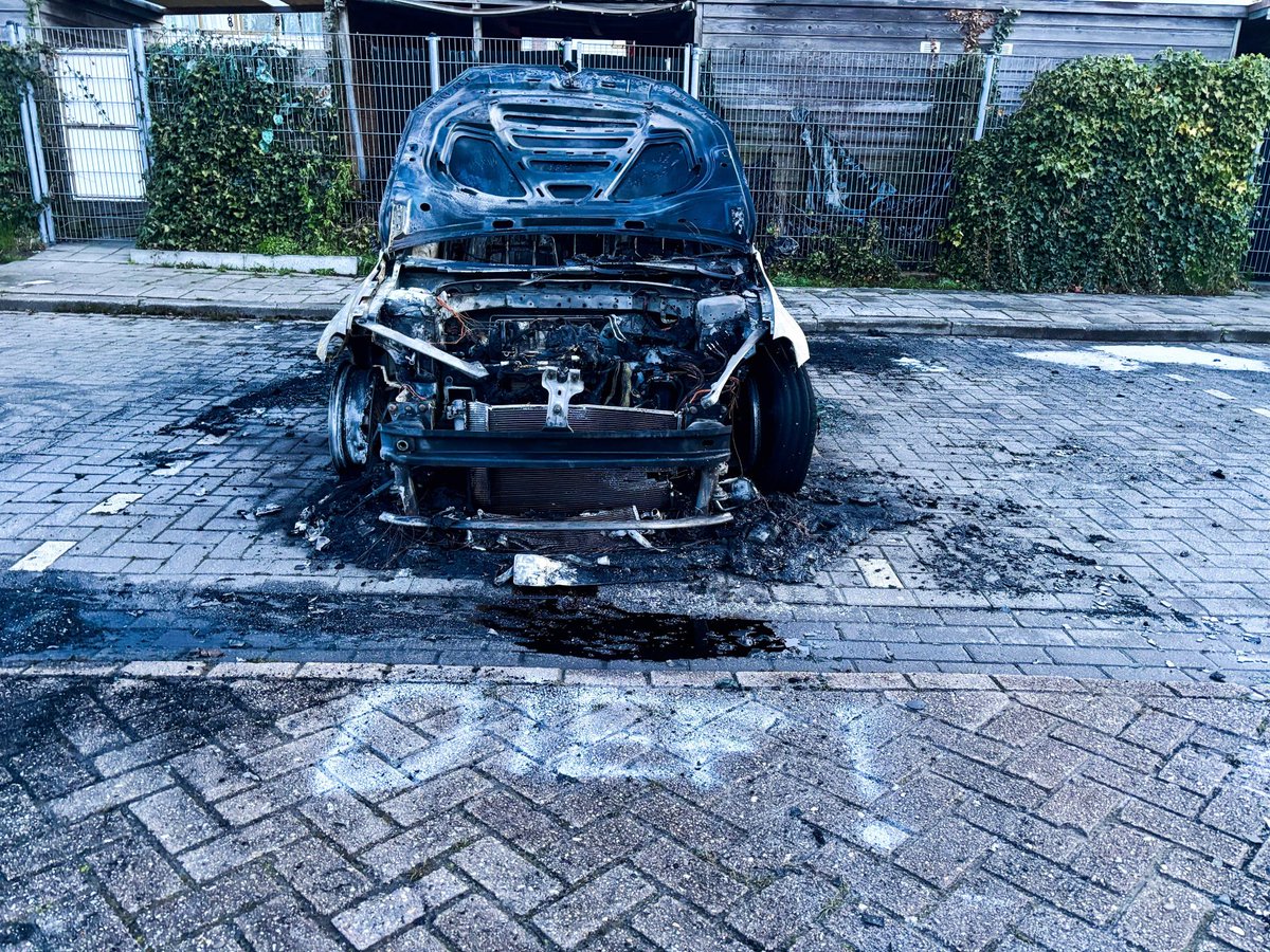 Tekst 'DIEF' voor brandende auto gespoten in Leeuwarden