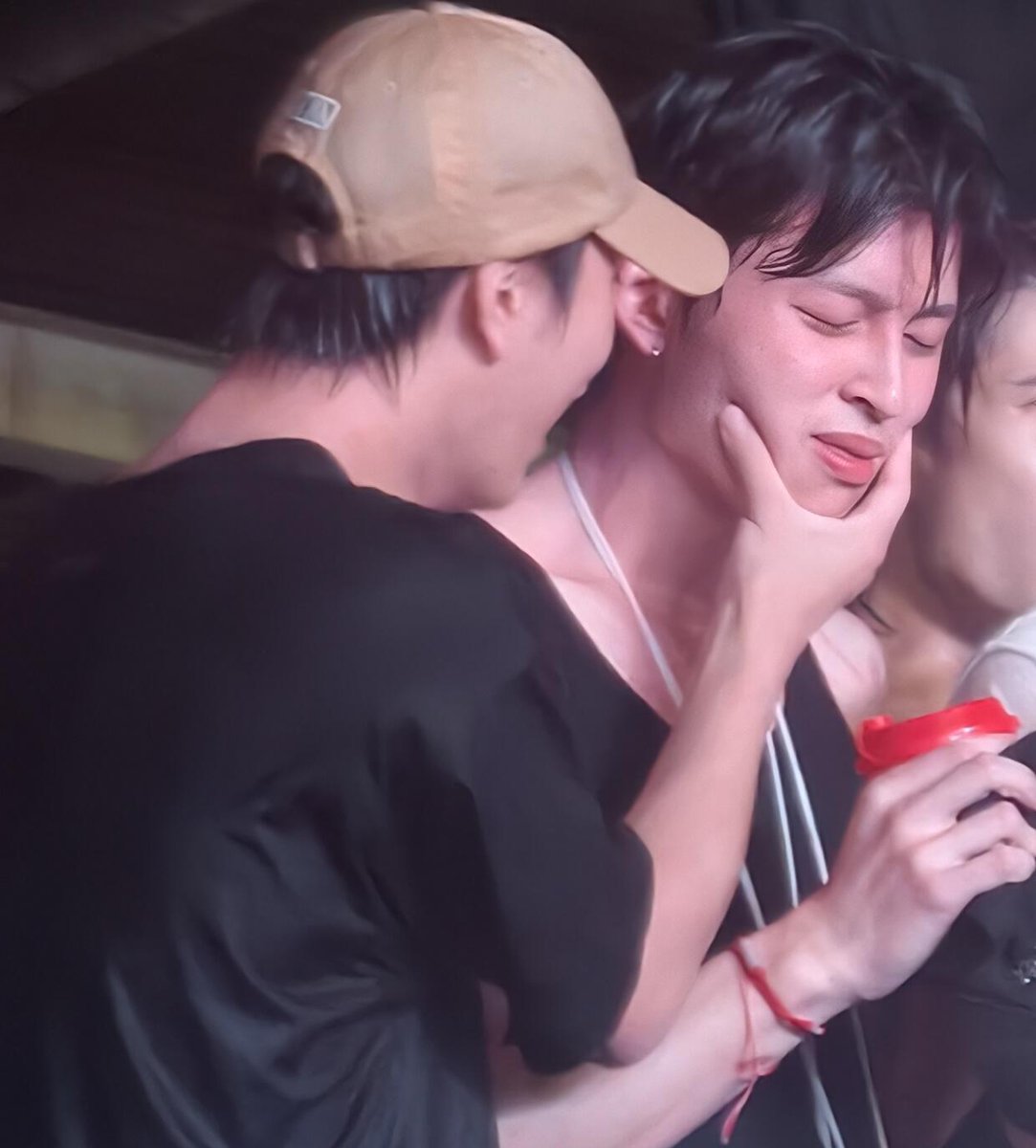 ᴘᴀʀɪ ⁎̯͡⁎𝓣𝓱𝓮𝓮𝓻𝓪𝓴𝓲𝓽 𝓚 .𝓵𝓮𝓮 tweet media