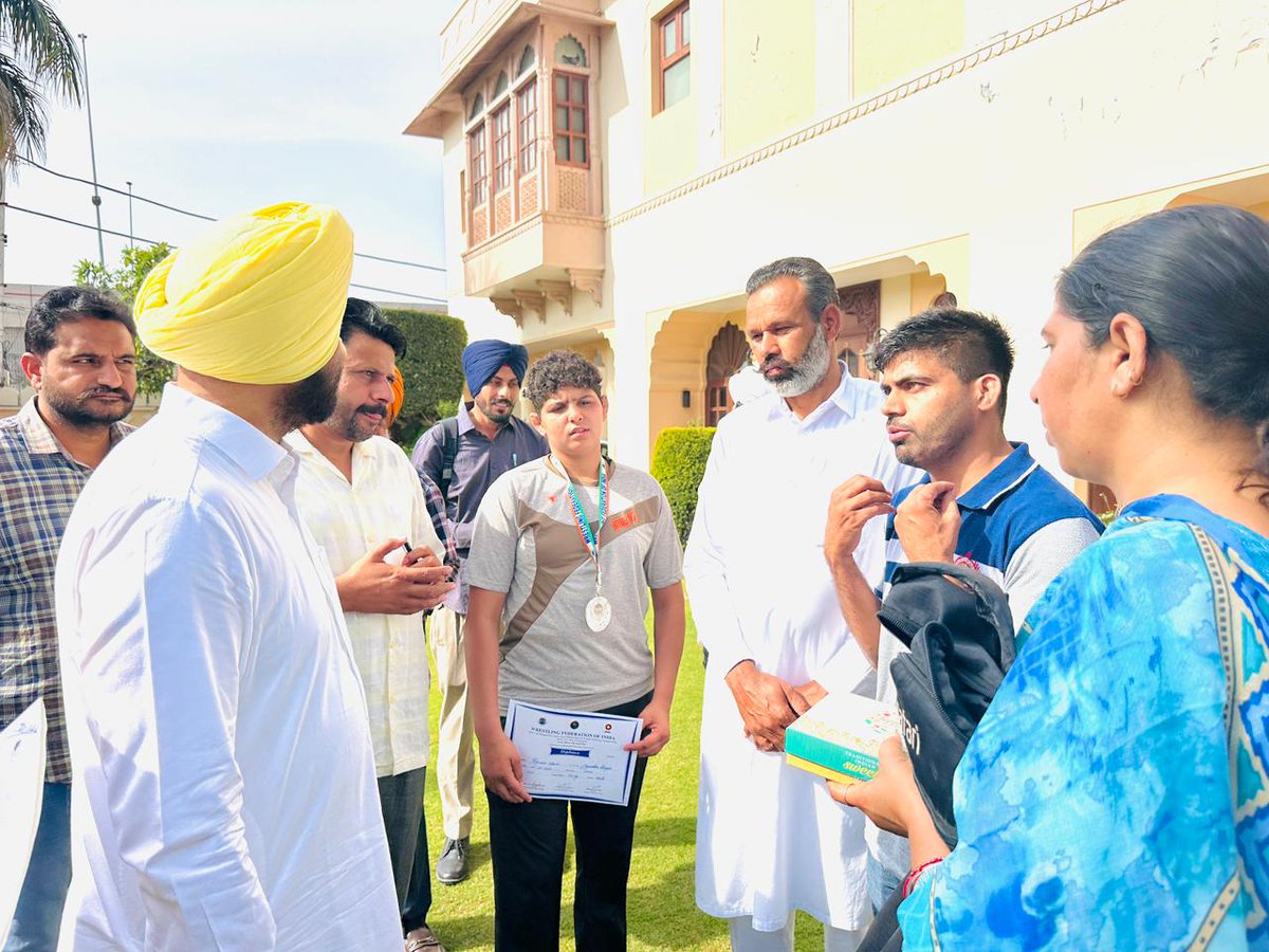 HardeepDimpy's tweet image. ਸਾਡੇ ਗਿੱਦੜਬਾਹਾ ਦੀ ਧੀ ਰਾਜਬੀਰ ਕੌਰ ਪਿੰਡ ਬੁੱਟਰ ਬਖੂਹਾ  ਨੇ ਅੰਡਰ-20 ਰਾਸ਼ਟਰੀ ਕੁਸ਼ਤੀ ਚੈਂਪੀਅਨਸ਼ਿਪ 72 ਕਿਲੋਗ੍ਰਾਮ ਵਰਗ ਵਿੱਚ ਚਾਂਦੀ ਦਾ ਤਗਮਾ ਜਿੱਤ ਕੇ ਇਤਿਹਾਸ ਰਚਿਆ।ਮੈਂ ਸਾਡੀ ਧੀ ਨੂੰ ਮੁਬਾਰਕਬਾਦ ਦਿੰਦਾ ਹਾਂ ਜਿਸ ਨੇ ਸਾਡੇ ਹਲਕੇ ਦਾ ਨਾਮ ਰੌਸ਼ਨ ਕੀਤਾ।
#MLA #DimpyDhillon #Gidderbaha 
#ਮੇਰਾ_ਹਲਕਾ_ਮੇਰਾ_ਪਰਿਵਾਰ