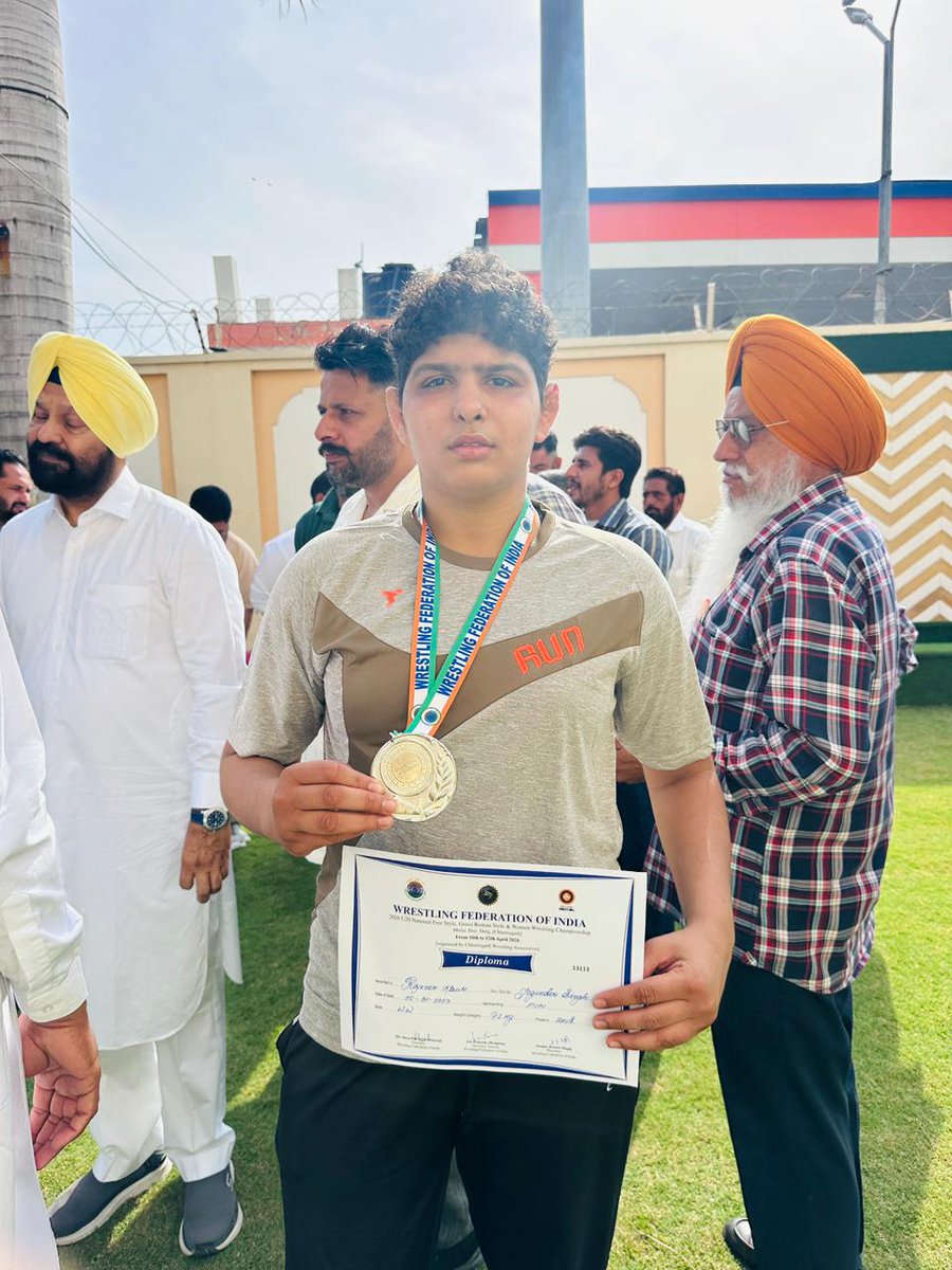 HardeepDimpy's tweet image. ਸਾਡੇ ਗਿੱਦੜਬਾਹਾ ਦੀ ਧੀ ਰਾਜਬੀਰ ਕੌਰ ਪਿੰਡ ਬੁੱਟਰ ਬਖੂਹਾ  ਨੇ ਅੰਡਰ-20 ਰਾਸ਼ਟਰੀ ਕੁਸ਼ਤੀ ਚੈਂਪੀਅਨਸ਼ਿਪ 72 ਕਿਲੋਗ੍ਰਾਮ ਵਰਗ ਵਿੱਚ ਚਾਂਦੀ ਦਾ ਤਗਮਾ ਜਿੱਤ ਕੇ ਇਤਿਹਾਸ ਰਚਿਆ।ਮੈਂ ਸਾਡੀ ਧੀ ਨੂੰ ਮੁਬਾਰਕਬਾਦ ਦਿੰਦਾ ਹਾਂ ਜਿਸ ਨੇ ਸਾਡੇ ਹਲਕੇ ਦਾ ਨਾਮ ਰੌਸ਼ਨ ਕੀਤਾ।
#MLA #DimpyDhillon #Gidderbaha 
#ਮੇਰਾ_ਹਲਕਾ_ਮੇਰਾ_ਪਰਿਵਾਰ