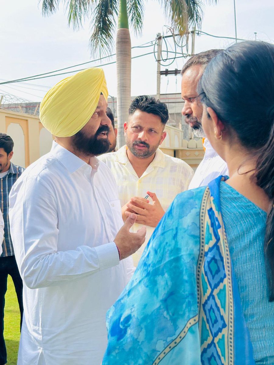 HardeepDimpy's tweet image. ਸਾਡੇ ਗਿੱਦੜਬਾਹਾ ਦੀ ਧੀ ਰਾਜਬੀਰ ਕੌਰ ਪਿੰਡ ਬੁੱਟਰ ਬਖੂਹਾ  ਨੇ ਅੰਡਰ-20 ਰਾਸ਼ਟਰੀ ਕੁਸ਼ਤੀ ਚੈਂਪੀਅਨਸ਼ਿਪ 72 ਕਿਲੋਗ੍ਰਾਮ ਵਰਗ ਵਿੱਚ ਚਾਂਦੀ ਦਾ ਤਗਮਾ ਜਿੱਤ ਕੇ ਇਤਿਹਾਸ ਰਚਿਆ।ਮੈਂ ਸਾਡੀ ਧੀ ਨੂੰ ਮੁਬਾਰਕਬਾਦ ਦਿੰਦਾ ਹਾਂ ਜਿਸ ਨੇ ਸਾਡੇ ਹਲਕੇ ਦਾ ਨਾਮ ਰੌਸ਼ਨ ਕੀਤਾ।
#MLA #DimpyDhillon #Gidderbaha 
#ਮੇਰਾ_ਹਲਕਾ_ਮੇਰਾ_ਪਰਿਵਾਰ