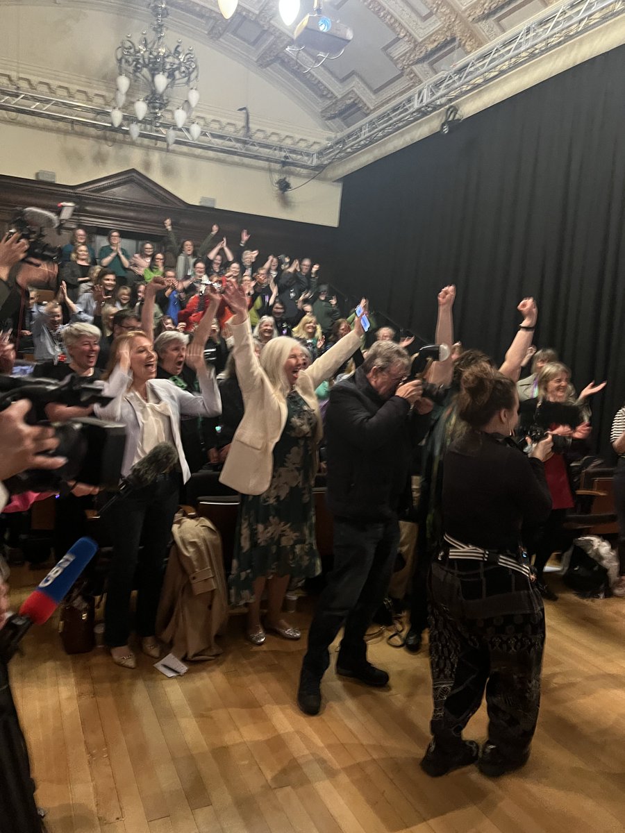 mandy rhodes tweet media