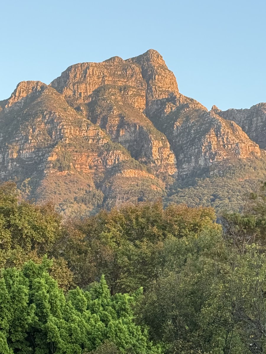 JudeStevens's tweet image. First light this morning 🌅 #sunrise 07:10