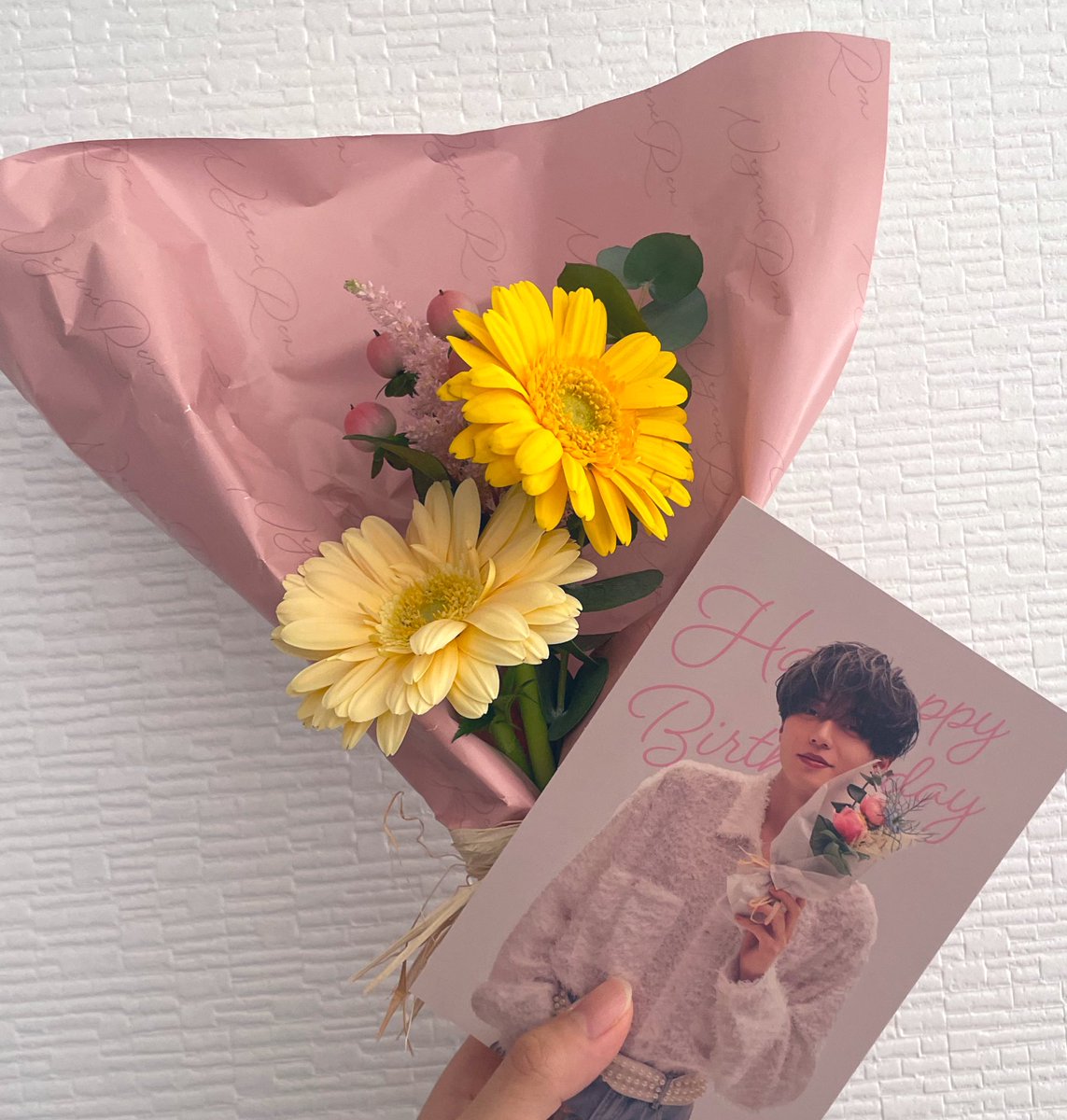 _ri_rnrn's tweet photo. 実は3月に誕生日だったので
今日受け取った💐♡
花も可愛いし、ラッピングにも名前たくさんで
可愛い(*'-'*)🌷‼︎ https://t.co/VtJSw3PqTD