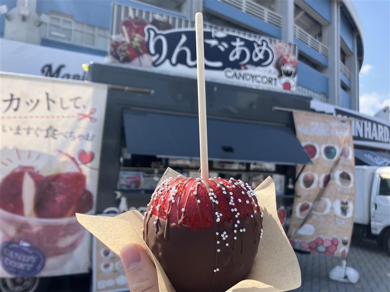 本日のキッチンカーオススメグルメは りんご飴 ＼ 厳選されたりんごを