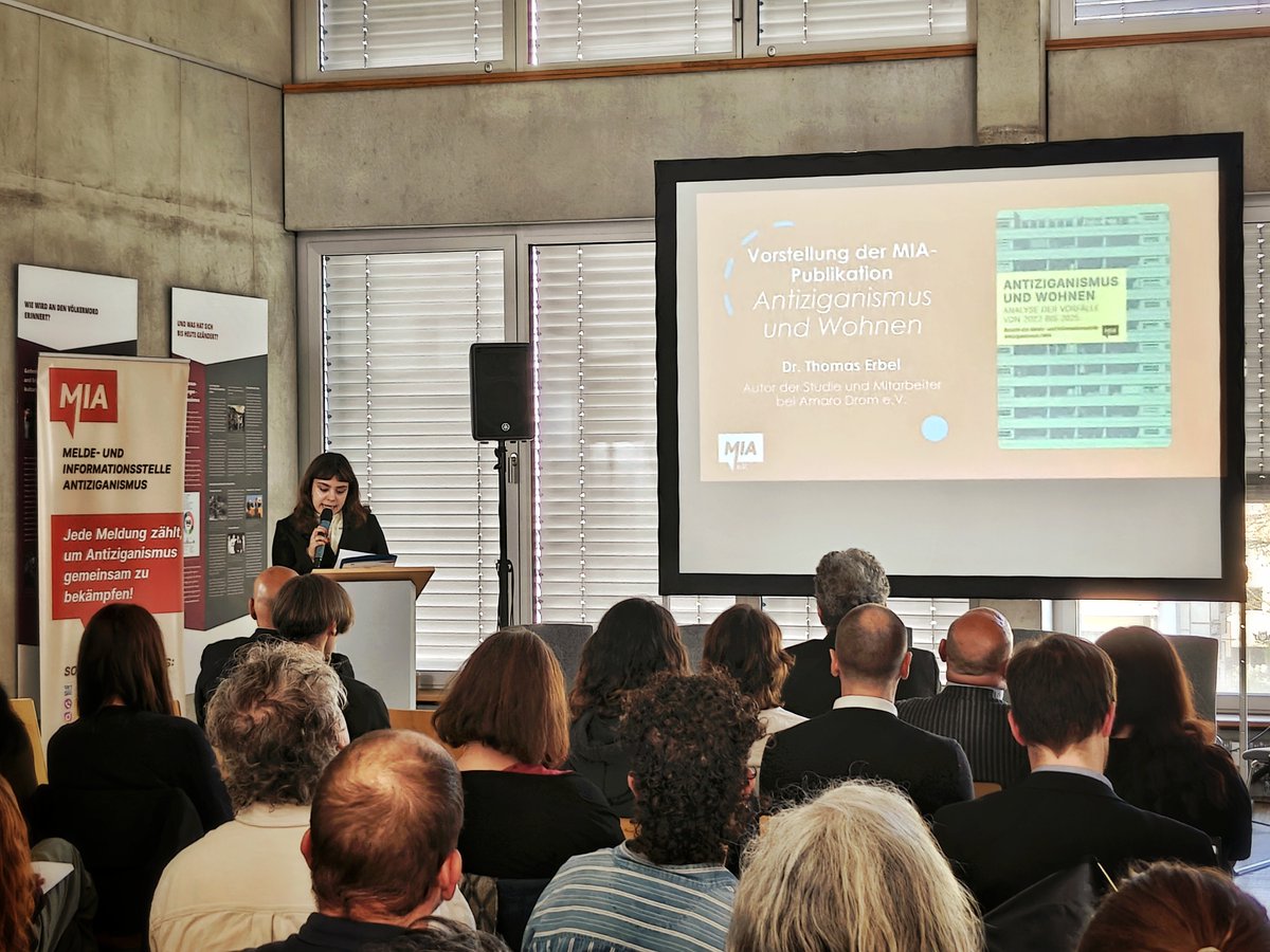 MIA_Bund's tweet photo. Gestern haben wir den MIA-Schwerpunktbericht „Antiziganismus und Wohnen“ vorgestellt – mit vielen guten Gesprächen und wichtigen Impulsen.
Danke an alle Panelist*innen für die engagierte Diskussion zu struktureller Diskriminierung im Wohnbereich.
#Antiziganismus #Wohnen #MIA https://t.co/wo3yRCmI7a