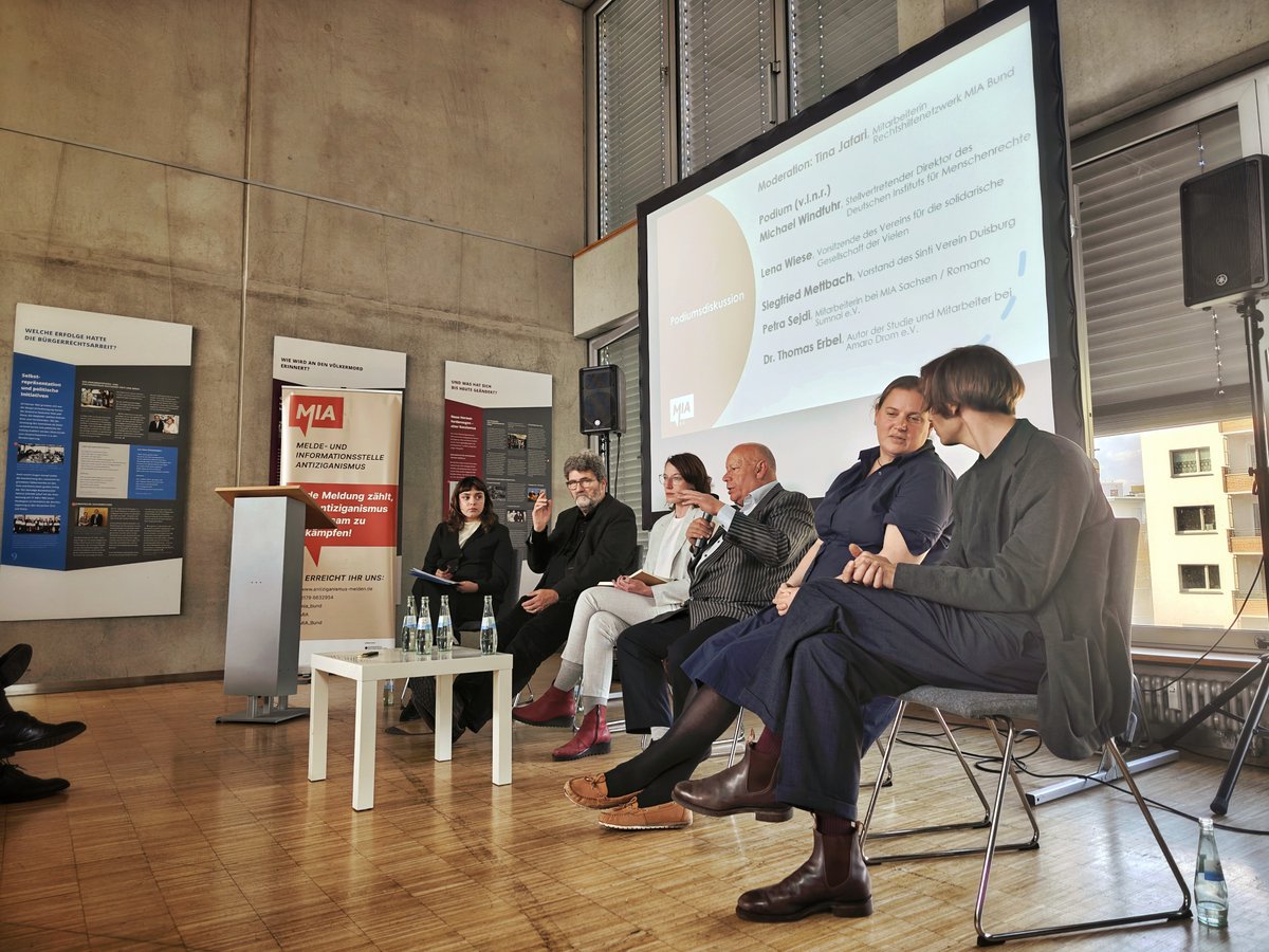 MIA_Bund's tweet photo. Gestern haben wir den MIA-Schwerpunktbericht „Antiziganismus und Wohnen“ vorgestellt – mit vielen guten Gesprächen und wichtigen Impulsen.
Danke an alle Panelist*innen für die engagierte Diskussion zu struktureller Diskriminierung im Wohnbereich.
#Antiziganismus #Wohnen #MIA https://t.co/wo3yRCmI7a