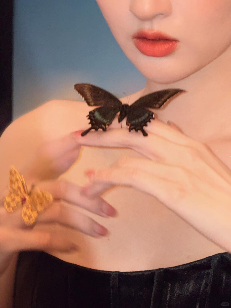 Antiqueclouds's tweet photo. 260426 #WangYuwen Xiaohongshu (2/2),
You're giving me butterfly vibes🦋
Summer afternoons when even the air feels sleepy, but the butterflies are still up, dancing quietly among the flowers.
#CelebritiesAreMoreThanJustAandBSides #ExchangeSpring https://t.co/GNHyaxlnDW