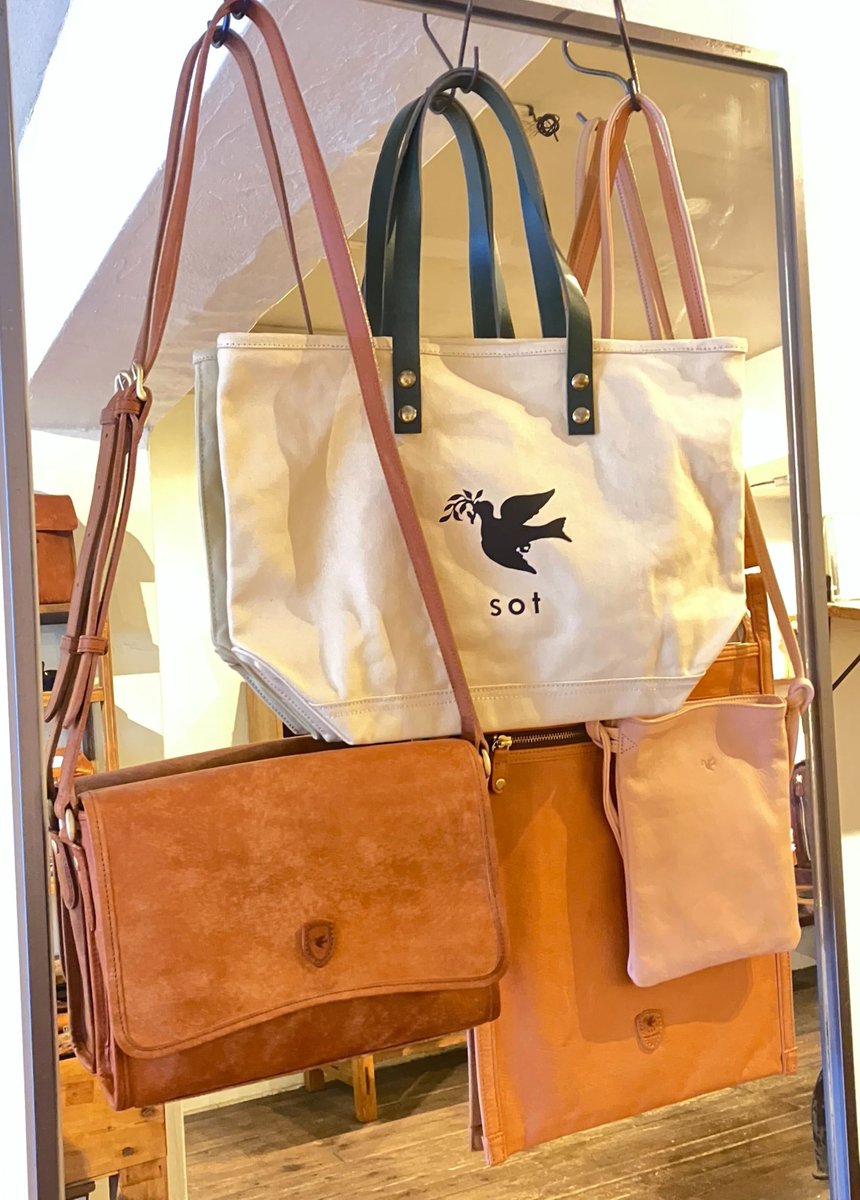 sot_store's tweet image. ／
📢渋谷キャットストリート店
＼

明るめの色が洋服に合う季節になりましたね♪
春のコーディネートにぴったりの鞄を見つけに来ませんか？
様々な種類をご用意してお待ちしております！

#sot #bag #spring