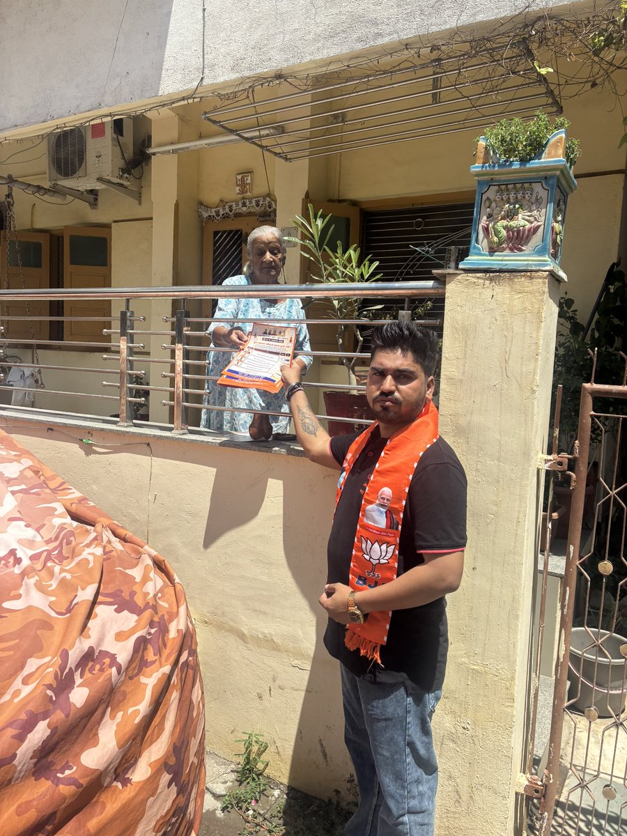 HirenTankara's tweet photo. ગલીએ ગલીએ ગુંજ્યો એક જ નાદ - ફરી એકવાર ભાજપ સરકાર! !

#BJP4SuratMahanagar
#અબ_કી_બાર_120
#કમળ_ખીલશે_વિકાસ_જીતશે 
#Mukeshdalal4u
#nikulgajjarbjp https://t.co/Vn09zaJA74