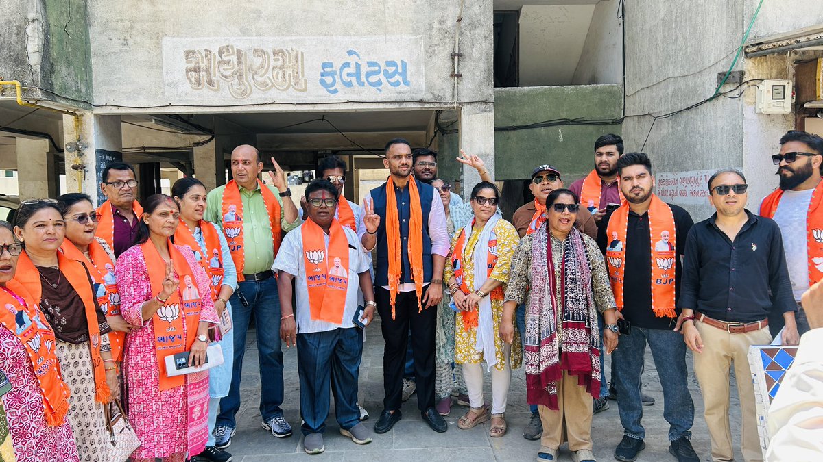 HirenTankara's tweet photo. ગલીએ ગલીએ ગુંજ્યો એક જ નાદ - ફરી એકવાર ભાજપ સરકાર! !

#BJP4SuratMahanagar
#અબ_કી_બાર_120
#કમળ_ખીલશે_વિકાસ_જીતશે 
#Mukeshdalal4u
#nikulgajjarbjp https://t.co/Vn09zaJA74