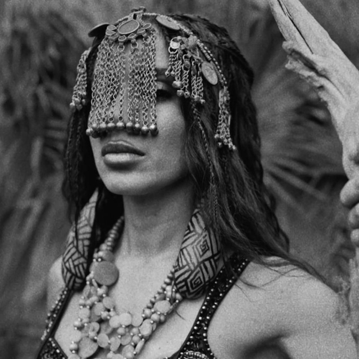 Hoje a maior artista do país faz história.

Anitta entrega o álbum EQUILIBRIVM.