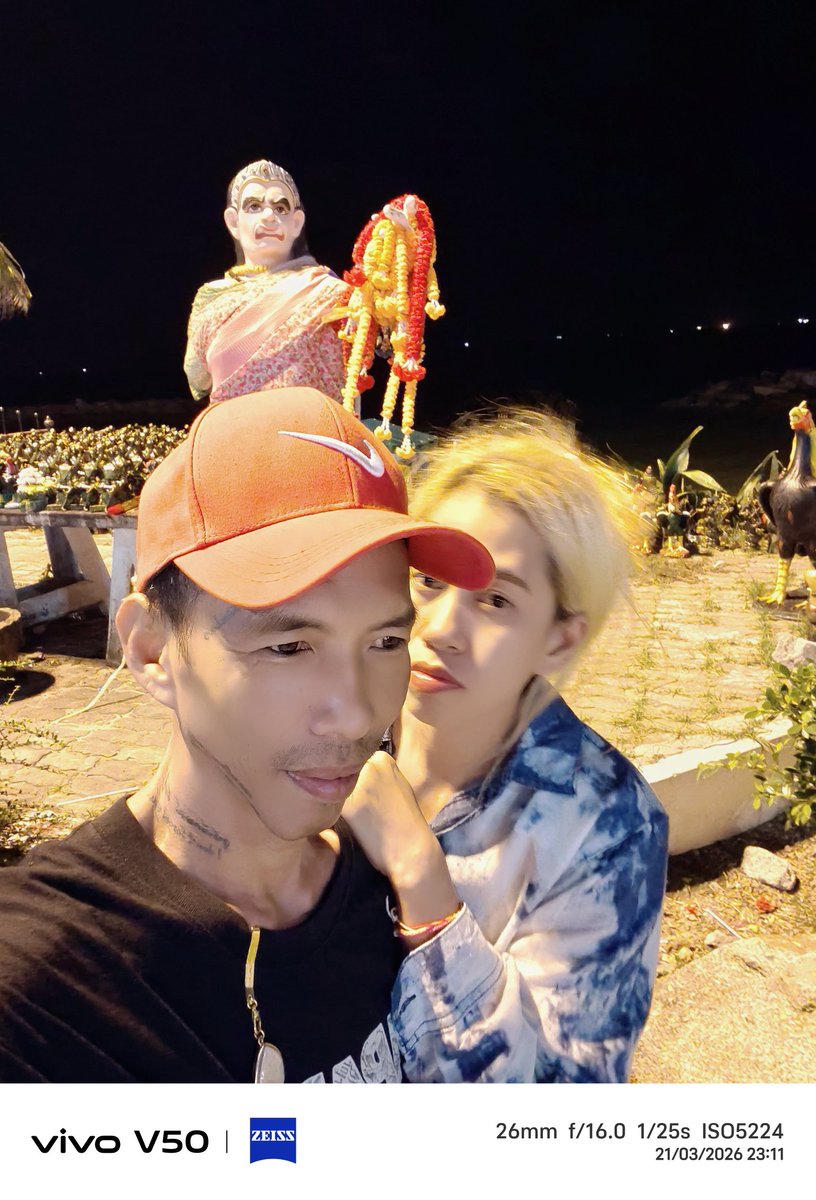 สีเทา tweet media