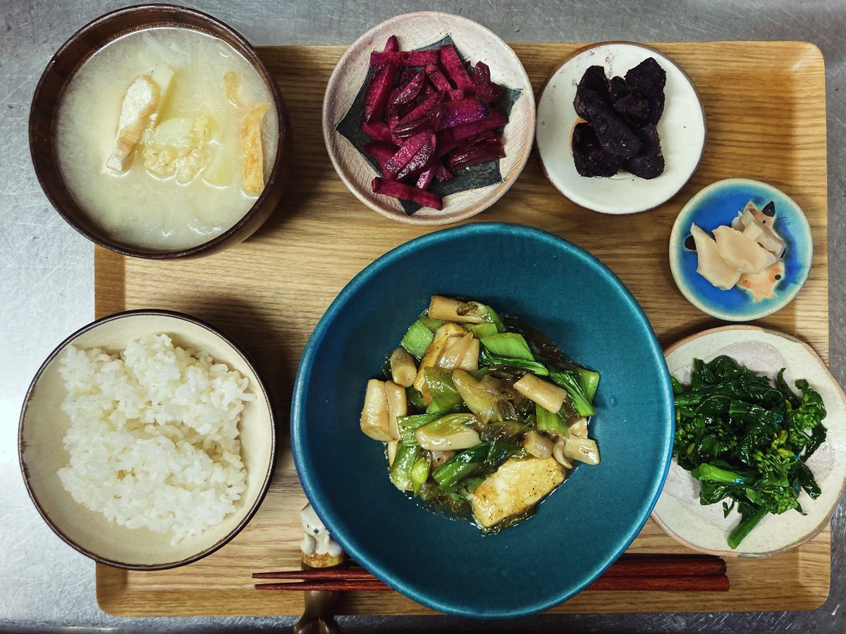 日替わり定食

今日のお野菜
チンゲンサイと豆腐の炒め
はたけ菜のお浸し
紫にんじんの胡麻和え
紅くるり大根のサラダ
すぐき漬け
じゃがいもと玉ねぎとおあげさんのみそ汁
7分付き玄米

人の流れが気候に左右されますね。自然の大きな流れには抗えませんが、人が作る嫌な流れには抗いたい。