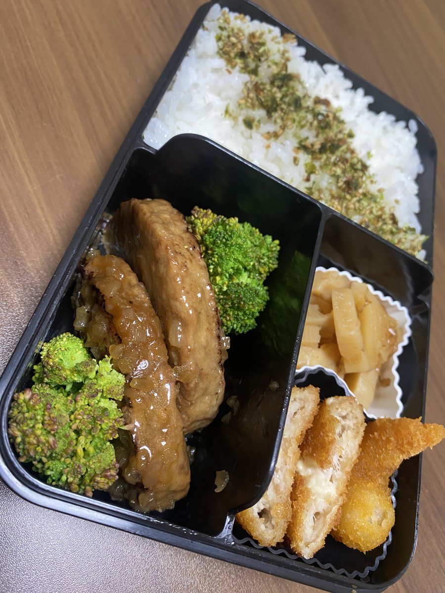 4/15 4/16

炊き込みごはんと温野菜、筍おかか煮、あとは冷凍ストック🍱

１年生は楽しそうだし、0歳も徐々に楽しんで過ごす時間が増えているようです🌸

私は休んだ半年の記録読み漁って、なんとか頑張っています☺️

弁当も細々と続けていこうとおもいます🍱🩷

#旦那弁当 #お弁当作り楽しもう部