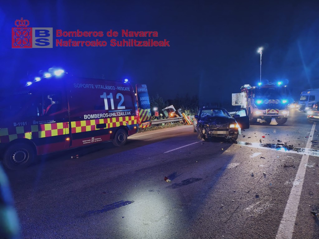 bomberos_na's tweet image. Intervenimos la madrugada del #jueves en la N-128 (#Caparroso) para liberar a un conductor atrapado tras la colisión de dos vehículos

Una persona trasladada al HUN

#ParquePeralta
#SVA
#SVB 
@policiaforal_na