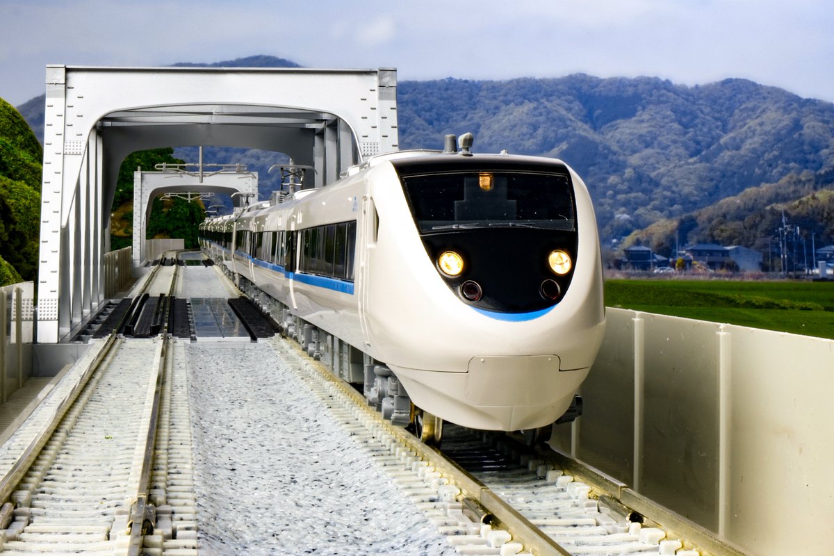 kato_team's tweet image. 【かつてのスーパー雷鳥】
681系「サンダーバード」(リニューアル車)が好評発売中です。リニューアルによる黒を基調とした外観や拡大扉のクハ681-200、客室が広くなったモハ681-300を再現。実車は登場から30年経った今も3編成が活躍中です。683系と共に北陸の鉄道網の要として走り続けています。