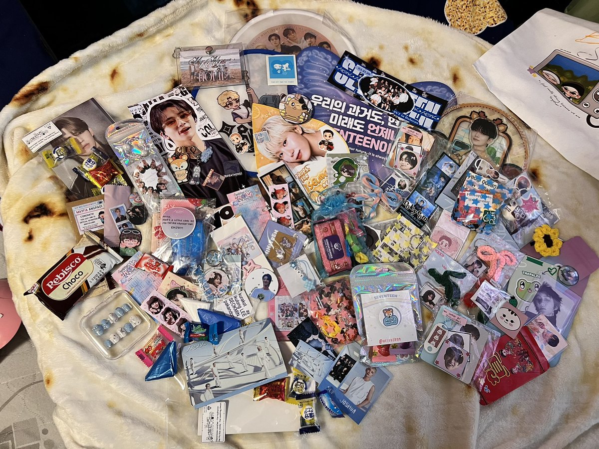 raiamonserrate's tweet photo. just had the time to check out all the freebies i got last #svt_tour_new_bulacan huhu thank you so much po for those who gave us freebies and for those who willingly approached us just to give us freebies secretly 😭 

SUPER FUN HUHUHU 🩵🩷 https://t.co/LbggBy6DTV