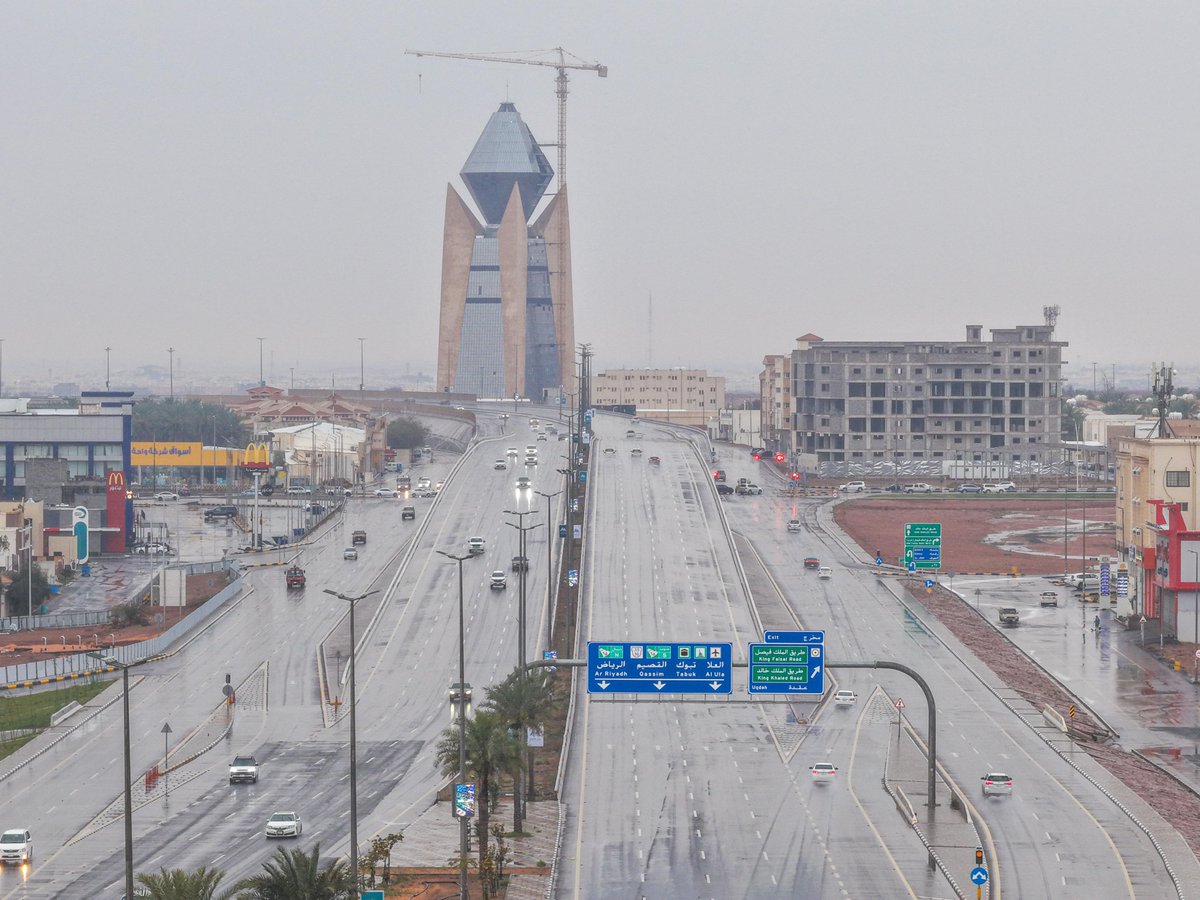 Amanat_Hail's tweet photo. ☔️• #أمطار_حائل 

تشهد طرق مدينة حائل انسيابية في الحركة المرورية رغم استمرار هطول الأمطار وسط متابعة ميدانية مستمرة لضمان سلامة مستخدمي الطرق

#مدن_أجمل
📸 | #حائل_الأجمل • #أمانة_منطقة_حائل https://t.co/fOsEPXI2Kb