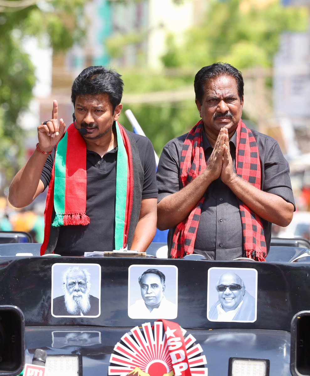 Udhaystalin's tweet photo. தமிழ்நாடு உள்ளிட்ட தென்னிந்திய மாநிலங்களின் அரசியல் அதிகாரத்தை களவாடும் #Delimitation எனும் கருப்பு சட்டத்தை எதிர்த்து மதுரை வண்டியூரில் இன்று காலை உரிமைக் குரல் எழுப்பினோம். 

மதுரை கிழக்கு தொகுதியின் வெற்றி வேட்பாளர்-மாண்புமிகு அமைச்சர் அண்ணன் @pmoorthy21 அவர்களை ஆதரித்து உதயசூரியன் சின்னத்தில் வாக்கு சேகரித்தோம். 

தமிழ்நாட்டின் அரசியல் அதிகாரத்தை காக்க வீடுகள், வீதிகளில், கடைகள் என நாம் வசிக்கும் இடமெங்கும் கருப்பு கொடியேற்றி டெல்லிக்கு நம் எதிர்ப்பை பதிவு செய்வோம்! 

தமிழ்நாடு போராடும்! தமிழ்நாடு வெல்லும்! 

#SayNoToNDA #VoteForDMK #DMK4TN #ஸ்டாலின்_தொடரட்டும்