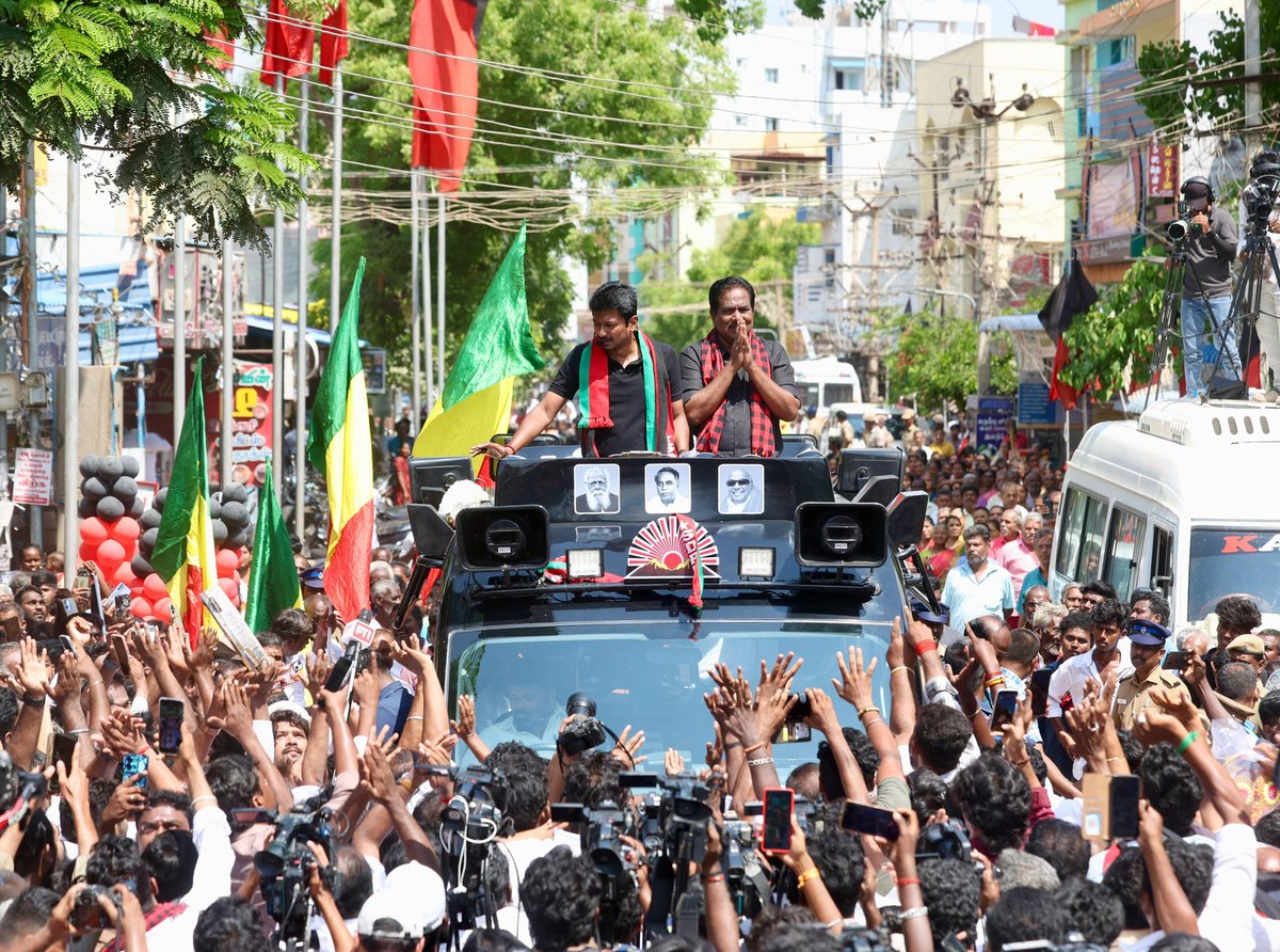 Udhaystalin's tweet photo. தமிழ்நாடு உள்ளிட்ட தென்னிந்திய மாநிலங்களின் அரசியல் அதிகாரத்தை களவாடும் #Delimitation எனும் கருப்பு சட்டத்தை எதிர்த்து மதுரை வண்டியூரில் இன்று காலை உரிமைக் குரல் எழுப்பினோம். 

மதுரை கிழக்கு தொகுதியின் வெற்றி வேட்பாளர்-மாண்புமிகு அமைச்சர் அண்ணன் @pmoorthy21 அவர்களை ஆதரித்து உதயசூரியன் சின்னத்தில் வாக்கு சேகரித்தோம். 

தமிழ்நாட்டின் அரசியல் அதிகாரத்தை காக்க வீடுகள், வீதிகளில், கடைகள் என நாம் வசிக்கும் இடமெங்கும் கருப்பு கொடியேற்றி டெல்லிக்கு நம் எதிர்ப்பை பதிவு செய்வோம்! 

தமிழ்நாடு போராடும்! தமிழ்நாடு வெல்லும்! 

#SayNoToNDA #VoteForDMK #DMK4TN #ஸ்டாலின்_தொடரட்டும்