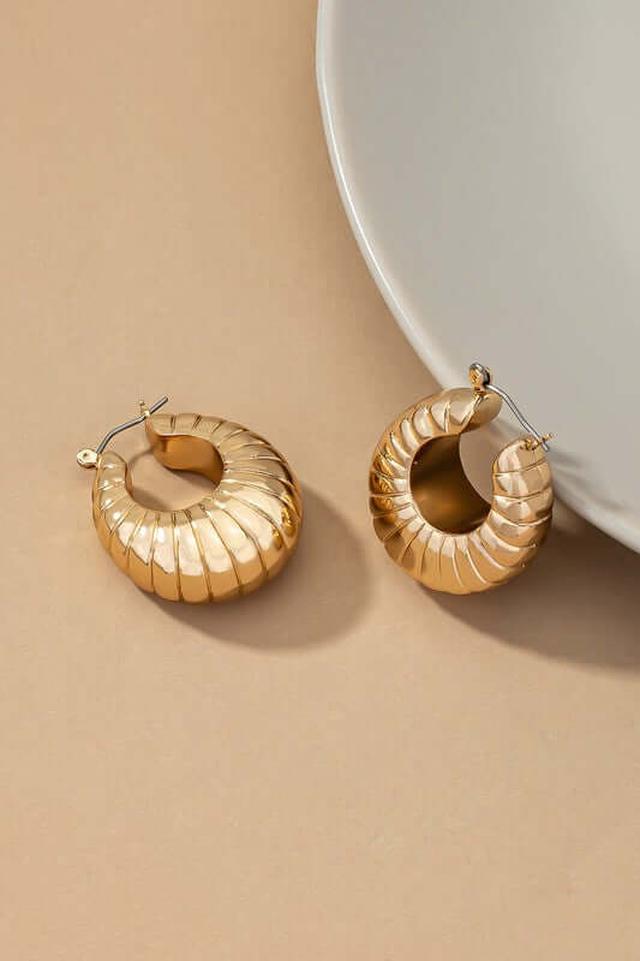 amomentofnow's tweet image. New arrival! Lightweight puffy clam shell hoop earrings. Durable iron, gold plating, statement without weight. Design catches light. Add whimsy! Get yours: amomentofnow.com/products/light… #Lightweight Earrings #Coastal Charm