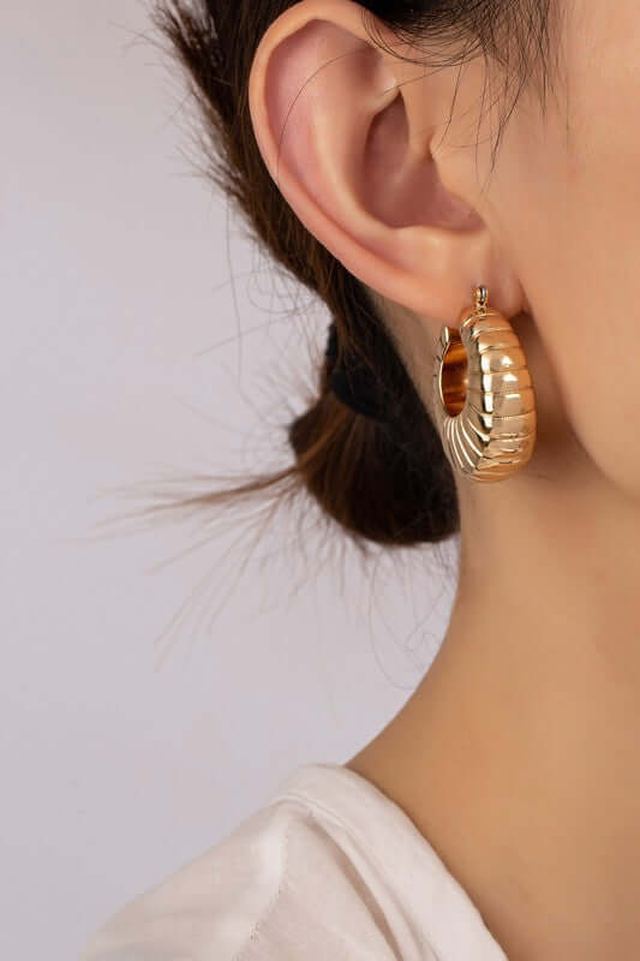 amomentofnow's tweet image. New arrival! Lightweight puffy clam shell hoop earrings. Durable iron, gold plating, statement without weight. Design catches light. Add whimsy! Get yours: amomentofnow.com/products/light… #Lightweight Earrings #Coastal Charm