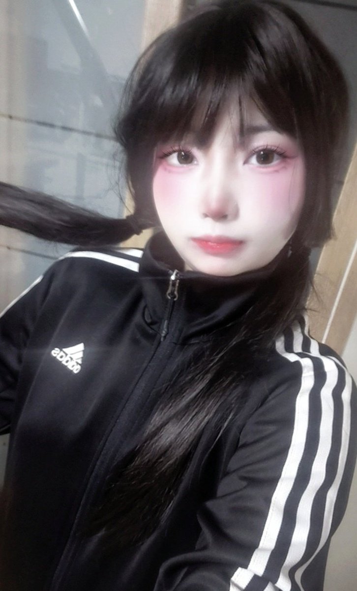 じさつ tweet media