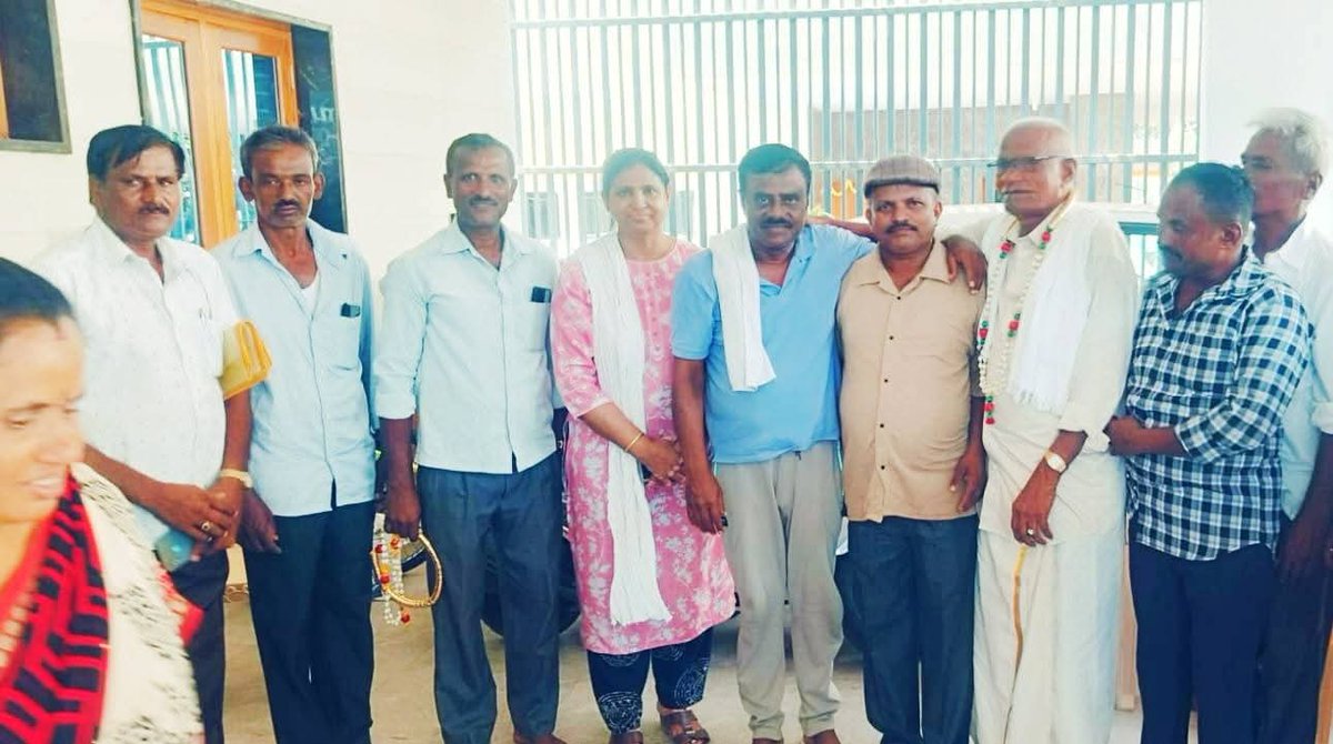 ಬುಕ್ಕಸಾಗರ ಮಹಿಳಾ ಹಾಲು ಉತ್ಪಾದಕರ ಸಹಕಾರ ಸಂಘದ ಸದಸ್ಯರನ್ನು ಭೇಟಿ ಮಾಡಿದ ಸಂದರ್ಭ.