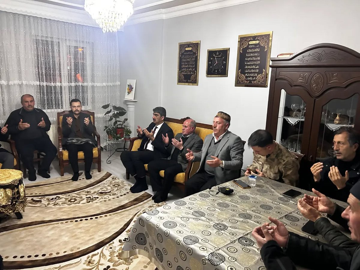 askalebeledyesi's tweet photo. Belediye Başkanımız Sn.Şenol POLAT, İlçe Kaymakamımız Sn. Emre OĞUZTÜRK ve İlçe protokolü ile birlikte Şehidimiz Semih GÜVEN anısına gerçekleştirilen Mevlidi Şerif Programına katıldı.
Kahraman şehidimizi saygı, rahmet ve minnetle anıyoruz. https://t.co/UxJ25QiYaV