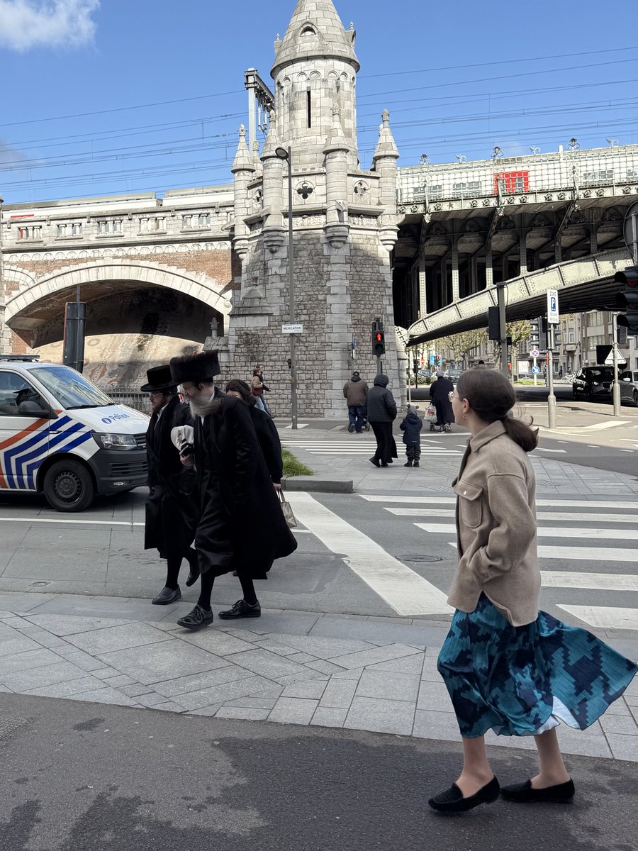 Militairen en politie in de Joodse wijk van Antwerpen.
 'veiligheid'? En wat zie je niet?Wanneer is iets #antisemitisme, #racisme of gewoon geweld? Op Substack: het verhaal achter mijn reportage en de journalistieke keuzes.Foto: Monique Schoutsen
arjanvanwesten.substack.com/p/tussen-shtre…