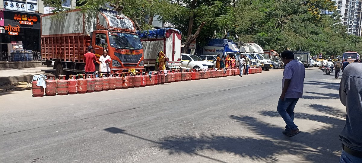 AprajNaik's tweet photo. Citizens have staged a road blockade in the Kandivali Lokhandwala area of ​​Mumbai due to shortage of domestic gas.
@CMOMaharashtra @hpgasservices @mataonline @TV9Marathi https://t.co/6j175fVcrd