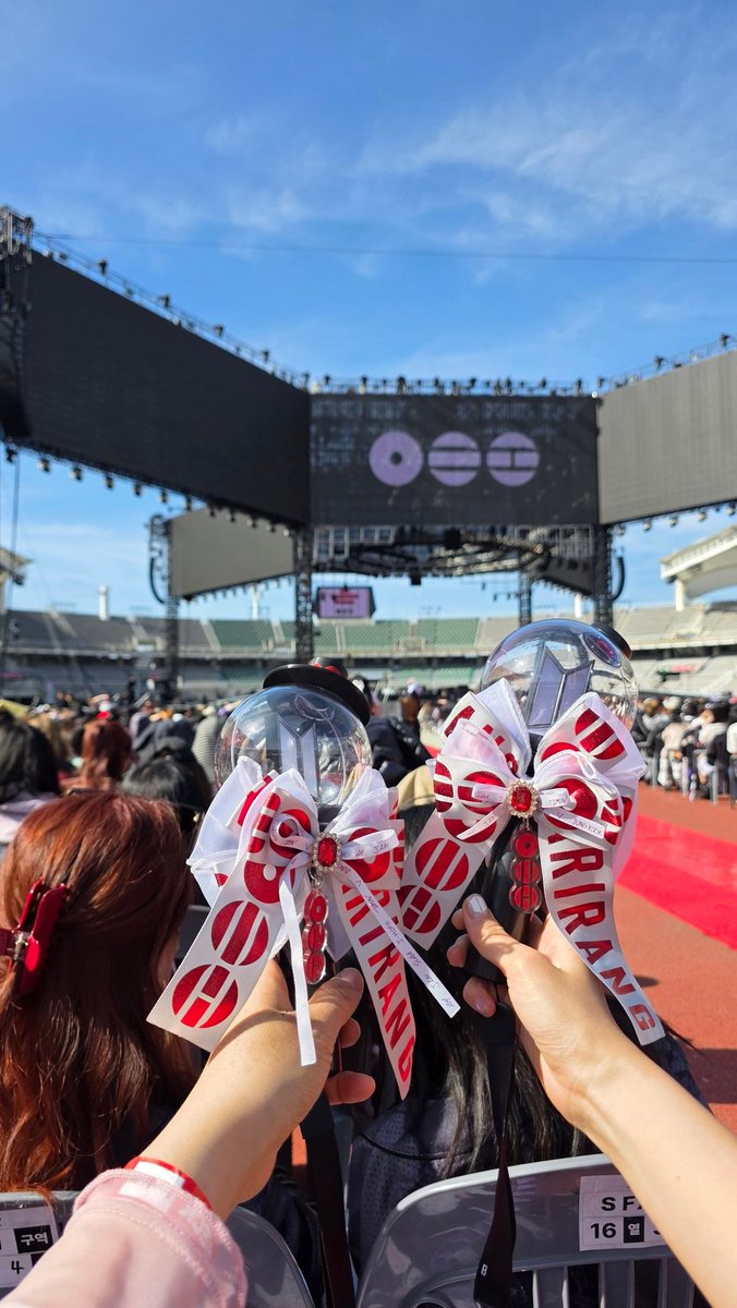 hs07mam's tweet photo. 탄이들이 카메라 내리고 같이 점프 하자해서 진짜 열심히 양손번쩍 아미밤과 부채들고 점프 했는데...
안좋았던 무릎....연골에 금갔다...난 쩔뚝이...
제2의 남주니가 되었다는....
나 진짜열심히 했다....
그러니 나의 첫콘장소인 부산에서 탄이들과 눈마주침 할수있길...🙏🙏
#BTS_ARIRANG_TOUR_IN_GOYANG 
#BTS_JIN #BTS_ARİRANG
@BTS_twt