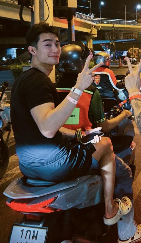 imyourb__'s tweet photo. ผมกลับมาจากกินเหล้า เธอตื่นไปใส่บาตร ของจิง 55555555555555555555 https://t.co/br5f63ebqi